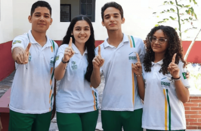 CETI Inês Rocha recebe troféu como destaque no Ensino Médio em Piracuruca